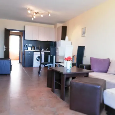 Akra Апартамент *